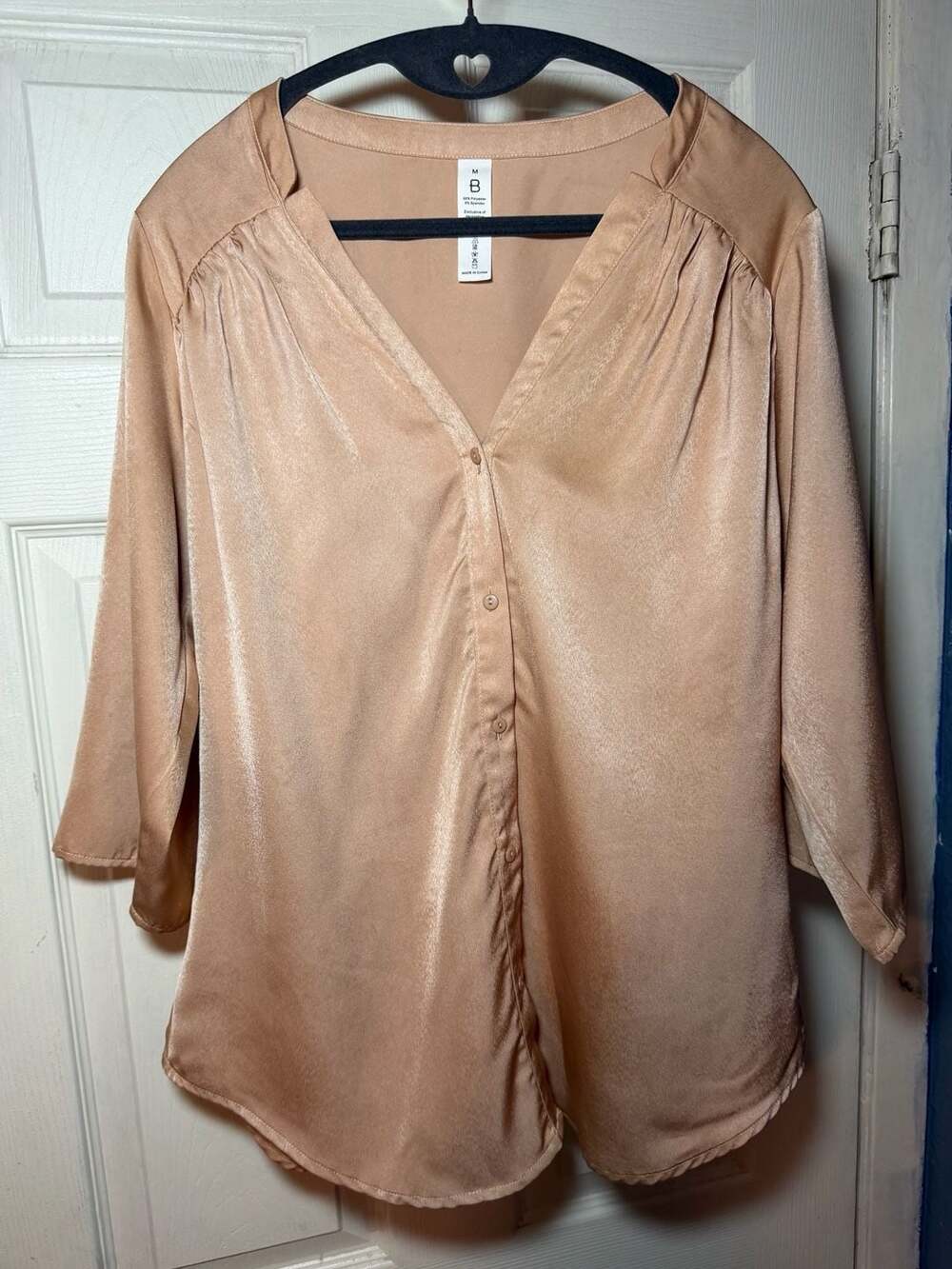 B Collection by Bobeau Women's Size M Satin V-Neck Button-Down Blouse
